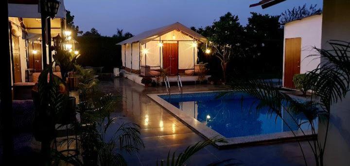 Luxury Farmhouse In Chhatarpur With Pool New Delhi Ngoại thất bức ảnh