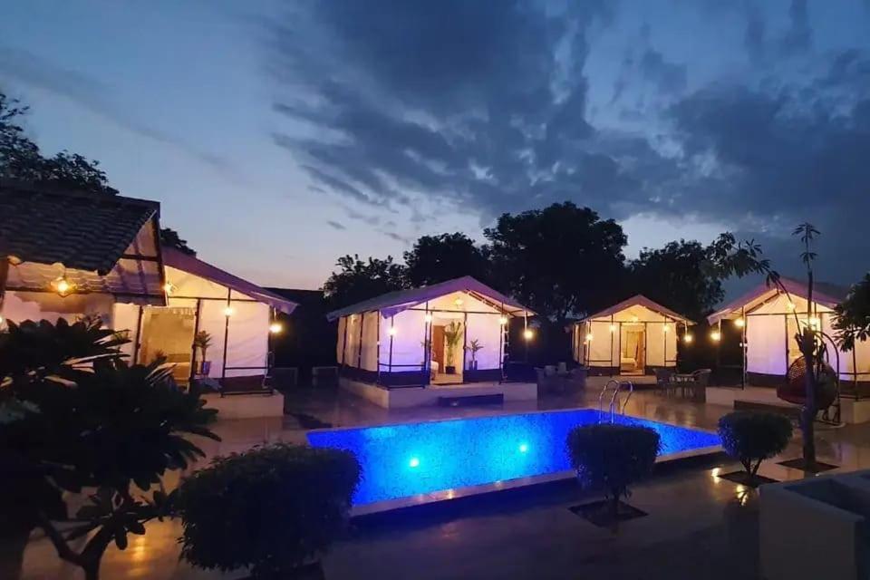 Luxury Farmhouse In Chhatarpur With Pool New Delhi Ngoại thất bức ảnh